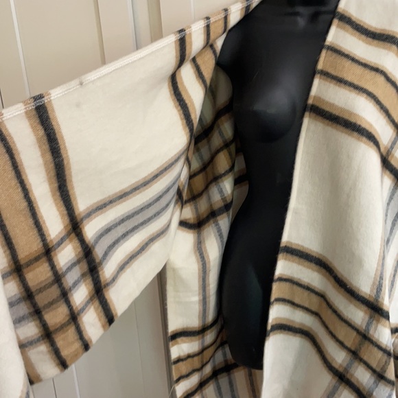 Beautiful plaid poncho o/s “Do Everything in Love” - Picture 2 of 6